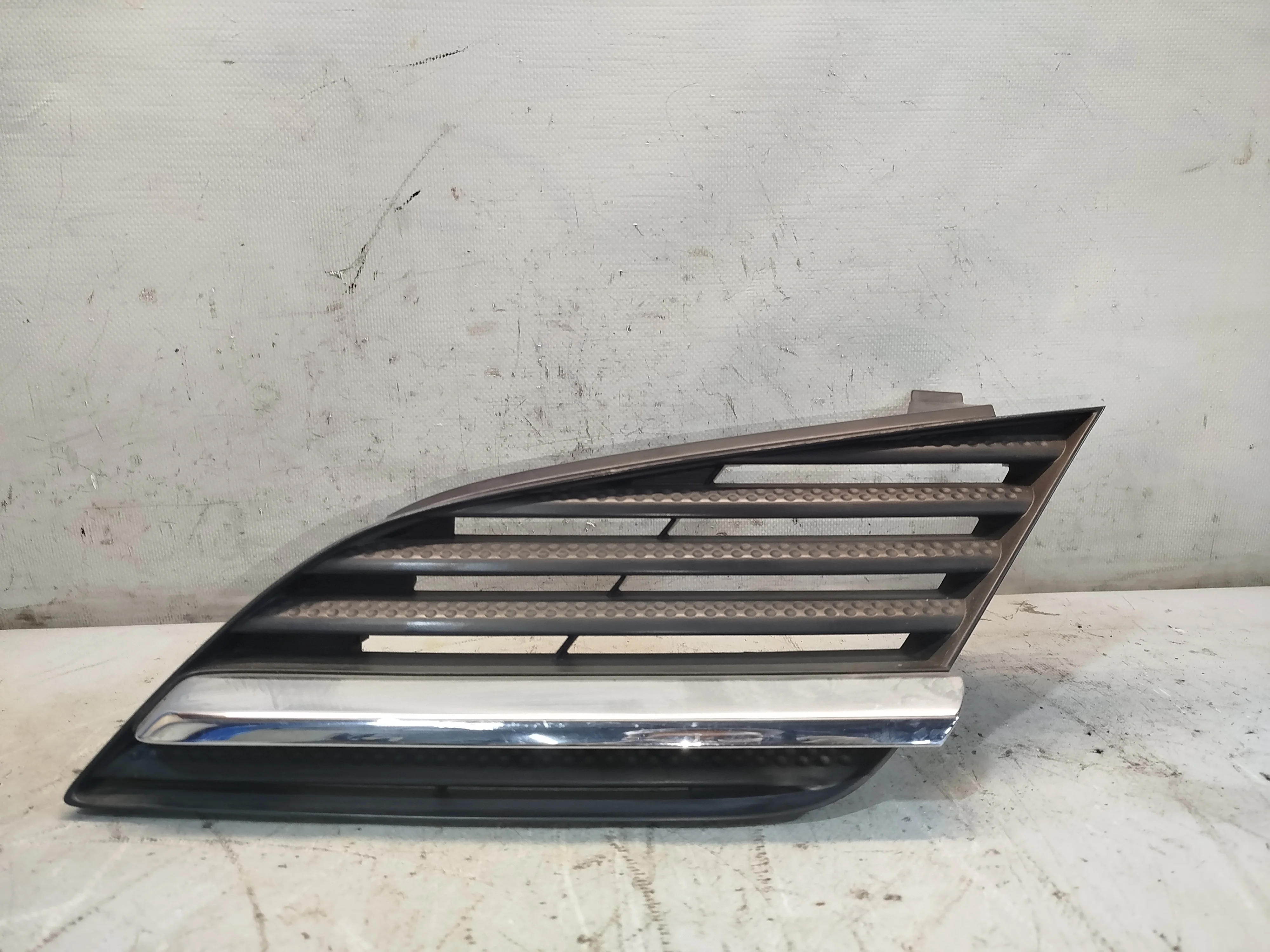 РЕШЕТКА РАДИАТОРА NISSAN ЛЕВО 62330AU000 QE237Z