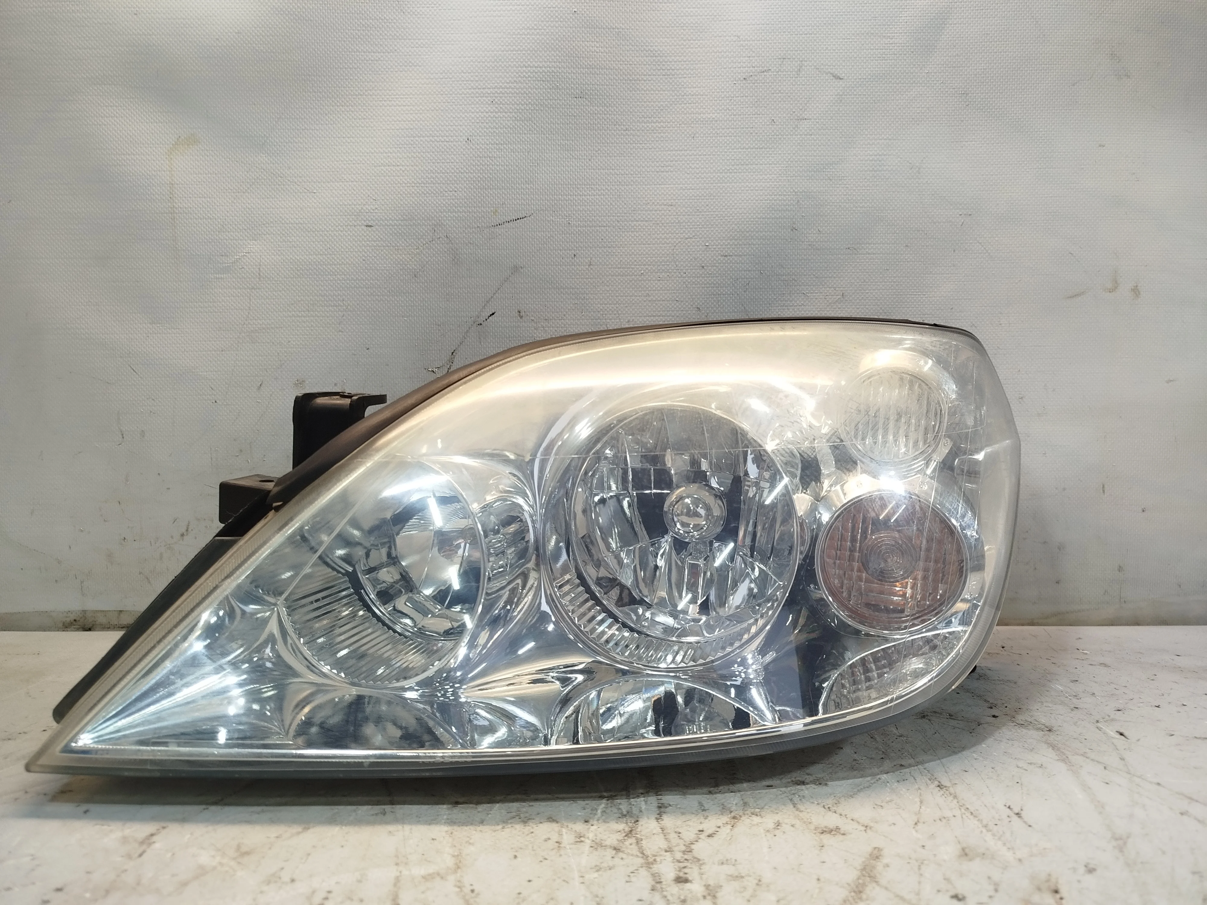 ФАРА NISSAN ЛЕВО 26060AU025 QE237Z