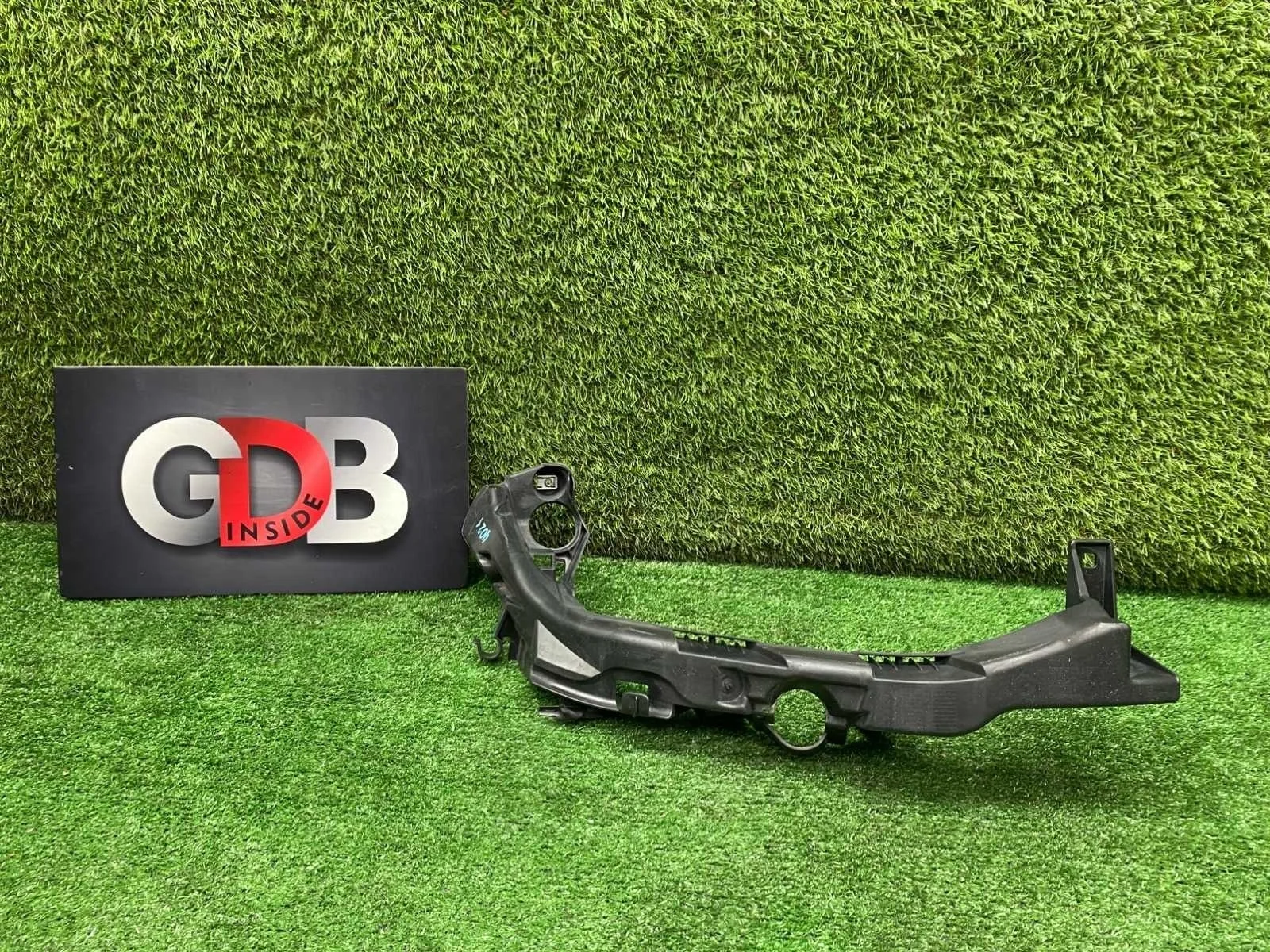 Кронштейн фары BMW 3 series 22.08.2007 51117154724 E92 N54B30A, передний правый