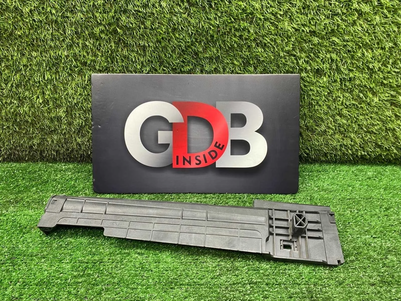 Рамка радиатора BMW 1 series 31.07.2015 17117600537 F20 B38B15A, передняя правая