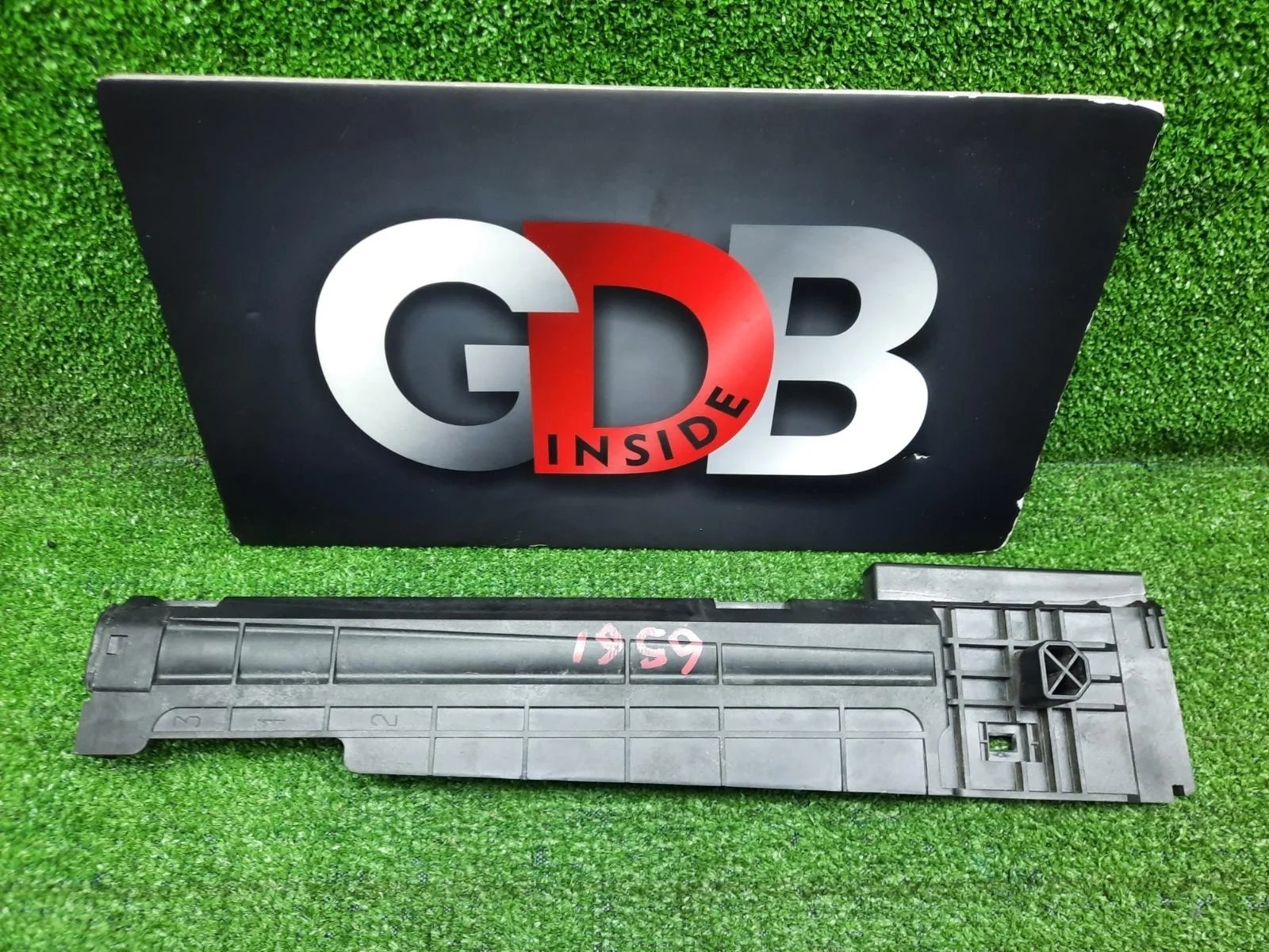 Рамка радиатора BMW 1 series 22.09.2012 17117600537 F20 N13B16A, правая