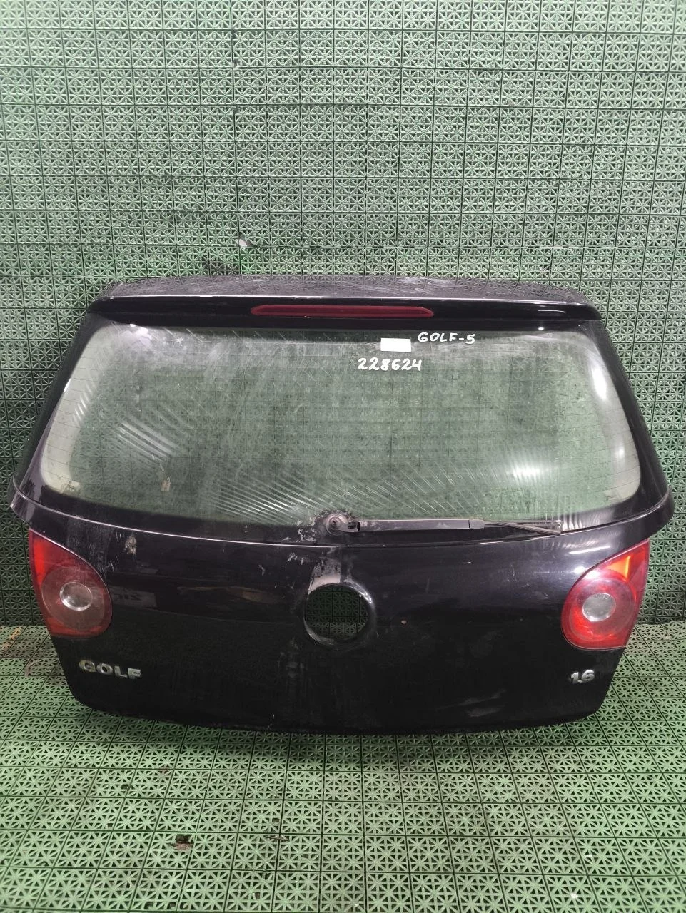 Крышка багажника VOLKSWAGEN GOLF 5 2005- хэтчбек чёрная б/у GOLF 5(2004-2009)