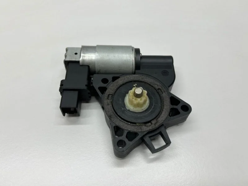 Моторчик стеклоподъемника передний правый Mazda 6