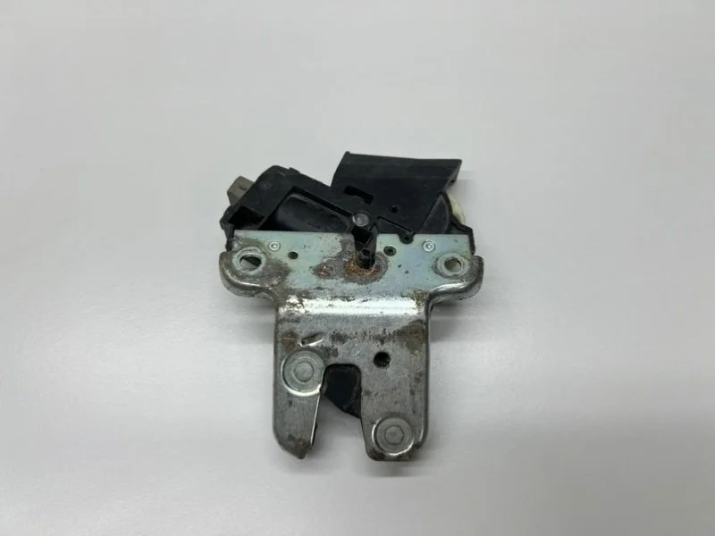 Замок багажника Volkswagen Passat B6