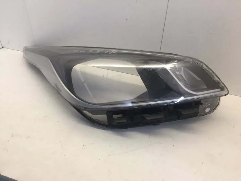 Стекло фары Kia Rio 2017-2020 4