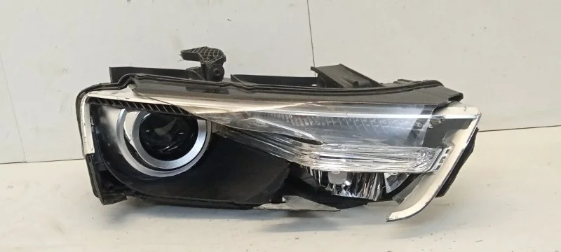Фара Audi Q3 2011-2018