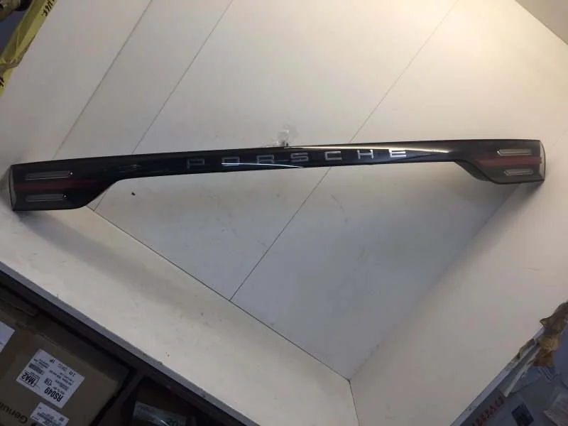 Фонарь в крышку багажника Porsche Cayenne 2018-2023