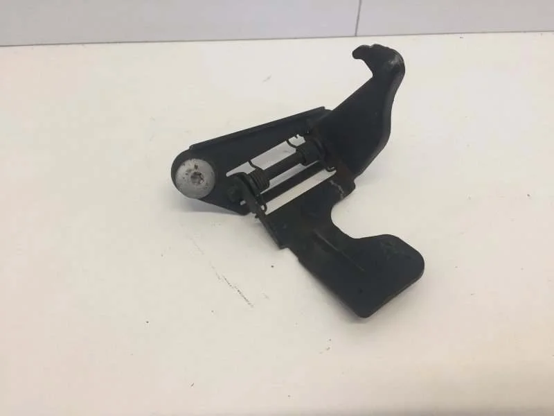 Крючок капота Land Rover Range 2006-2012 3