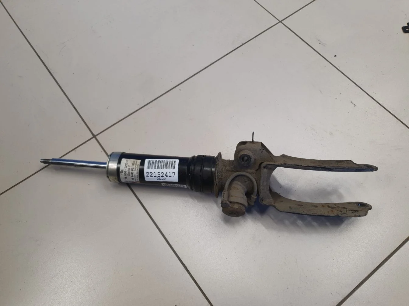 Амортизатор передний левый для Volkswagen Touareg 2002-2010