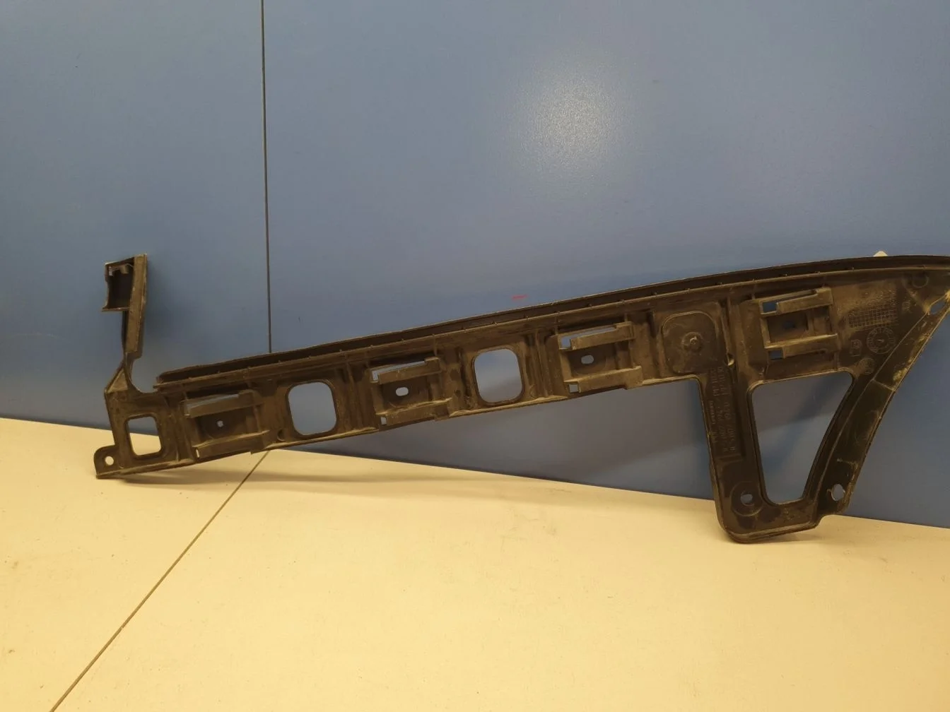 Направляющая заднего бампера правая для Volkswagen Passat B6 2005-2010