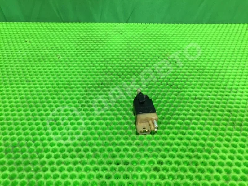 Выключатель стоп-сигнала Mercedes-Benz W202