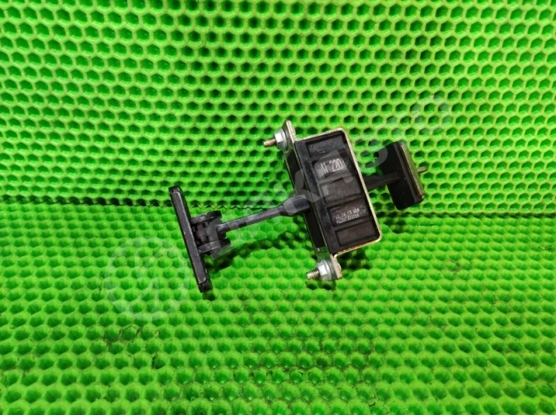 Ограничитель двери Mercedes-Benz W220