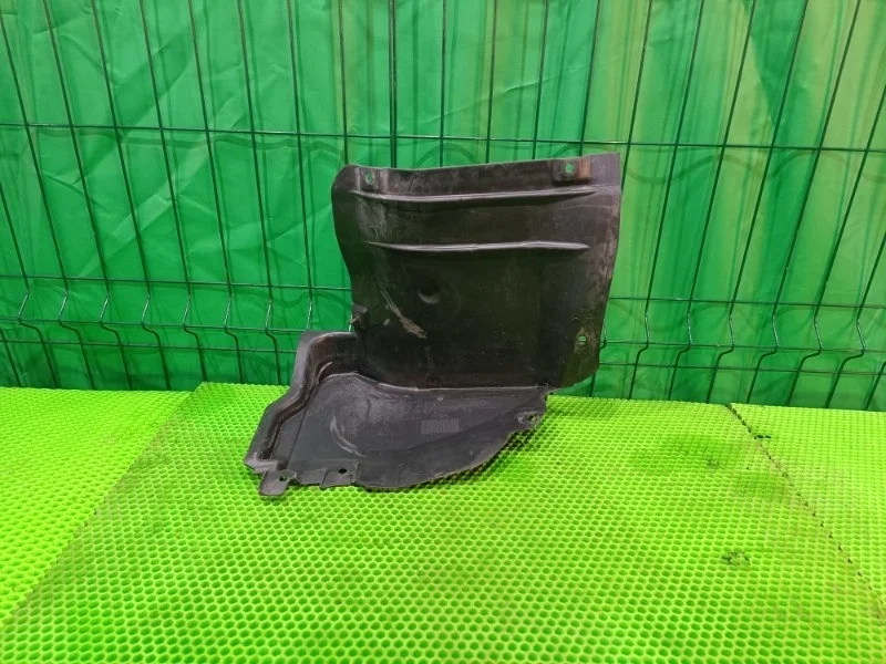 Подкрылок передняя часть Mercedes-Benz W203