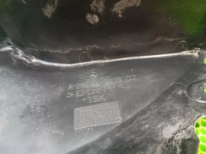 Подкрылок передняя часть Mercedes-Benz W203