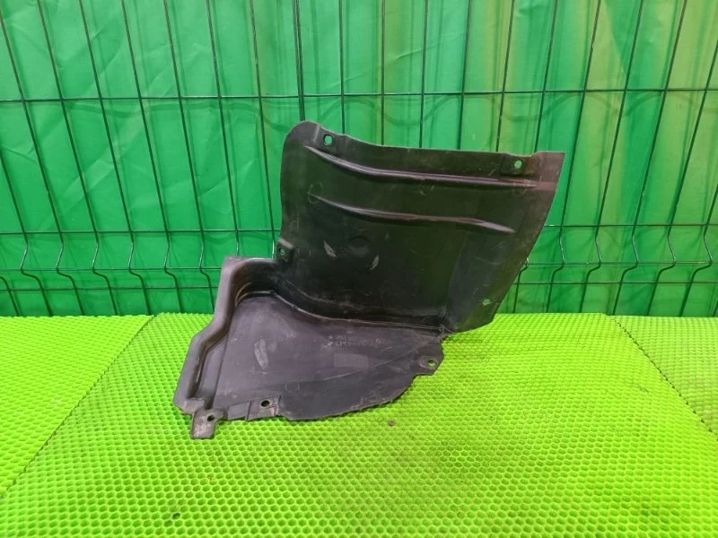 Подкрылок передняя часть Mercedes-Benz W203