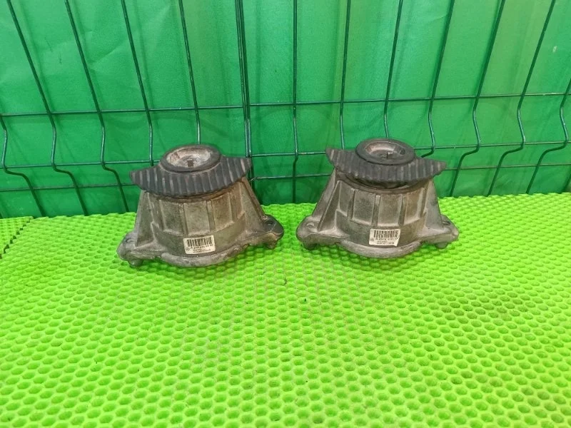 Опора двигателя Mercedes-Benz 2010 W204