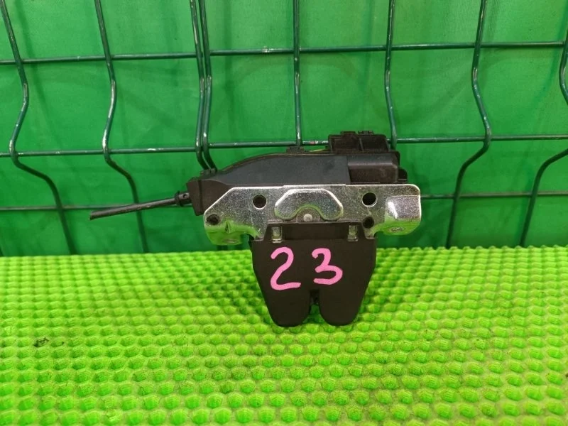 Замок багажника Mercedes-Benz 2011 W204