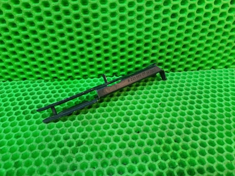 Кронштейн бампера Mercedes-Benz W221