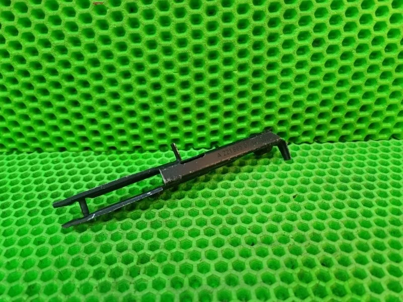 Кронштейн бампера Mercedes-Benz W221