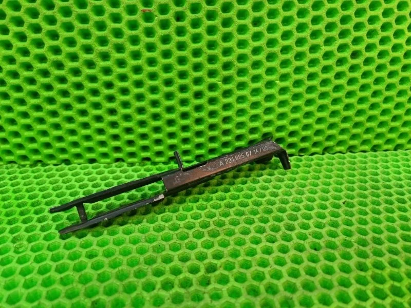 Кронштейн бампера Mercedes-Benz W221