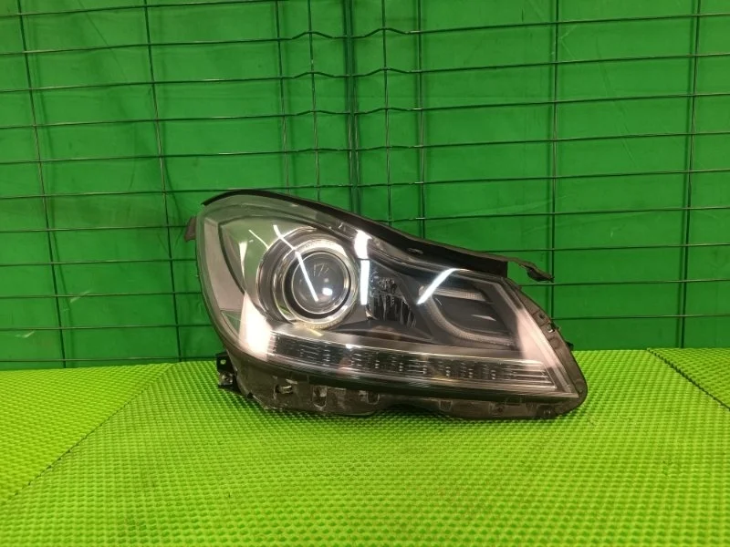 Фара Mercedes-Benz W204