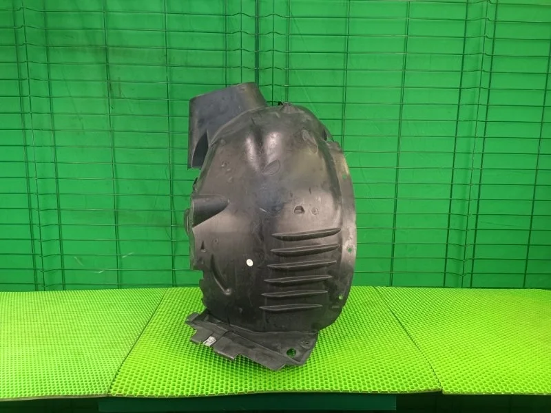 Подкрылок Mercedes-Benz W204