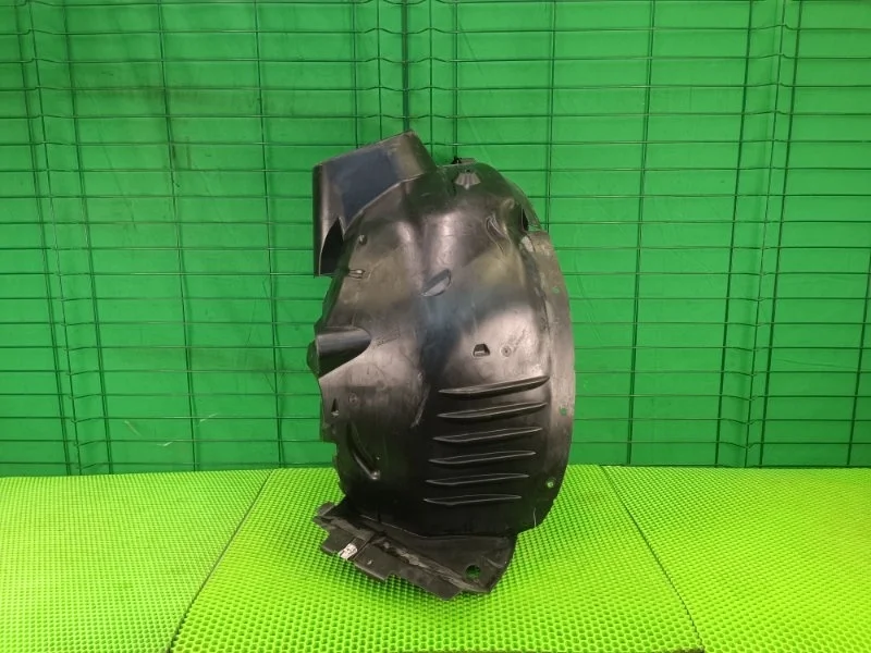 Подкрылок Mercedes-Benz W204