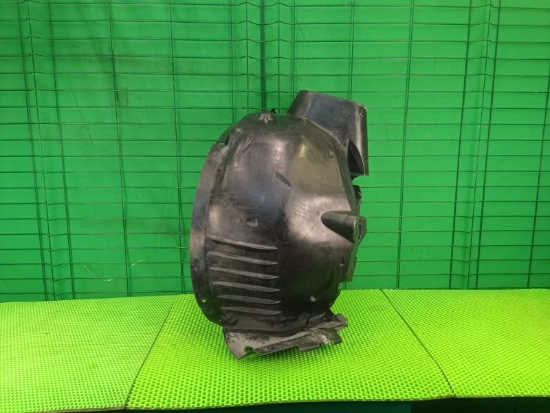 Подкрылок Mercedes-Benz W204