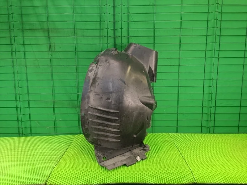 Подкрылок Mercedes-Benz W204