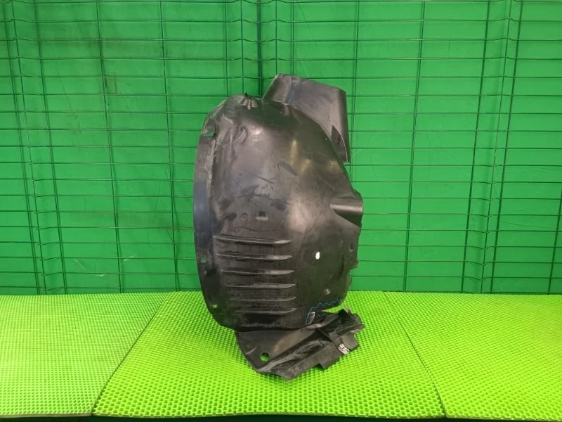 Подкрылок Mercedes-Benz W204