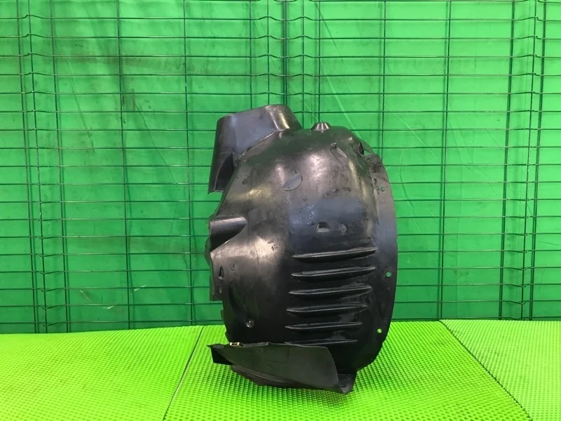 Подкрылок Mercedes-Benz W204