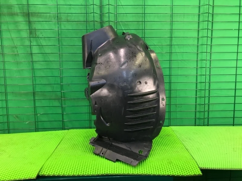 Подкрылок Mercedes-Benz W204