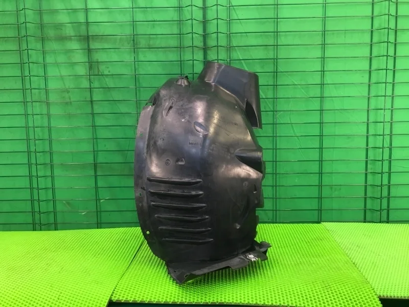 Подкрылок Mercedes-Benz W204