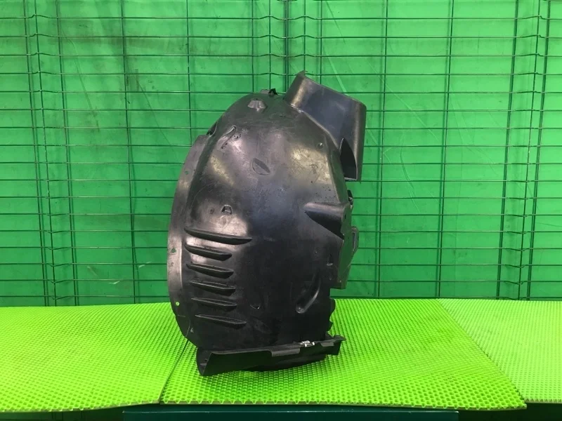 Подкрылок Mercedes-Benz W204