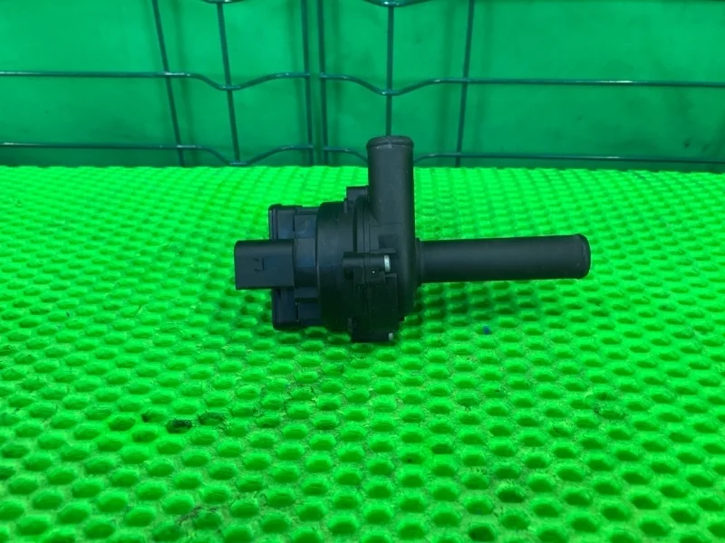 Насос водяной (помпа) Mercedes-Benz W221