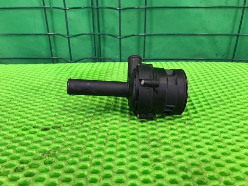 Насос водяной (помпа) Mercedes-Benz W221