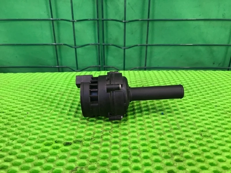 Насос водяной (помпа) Mercedes-Benz W221