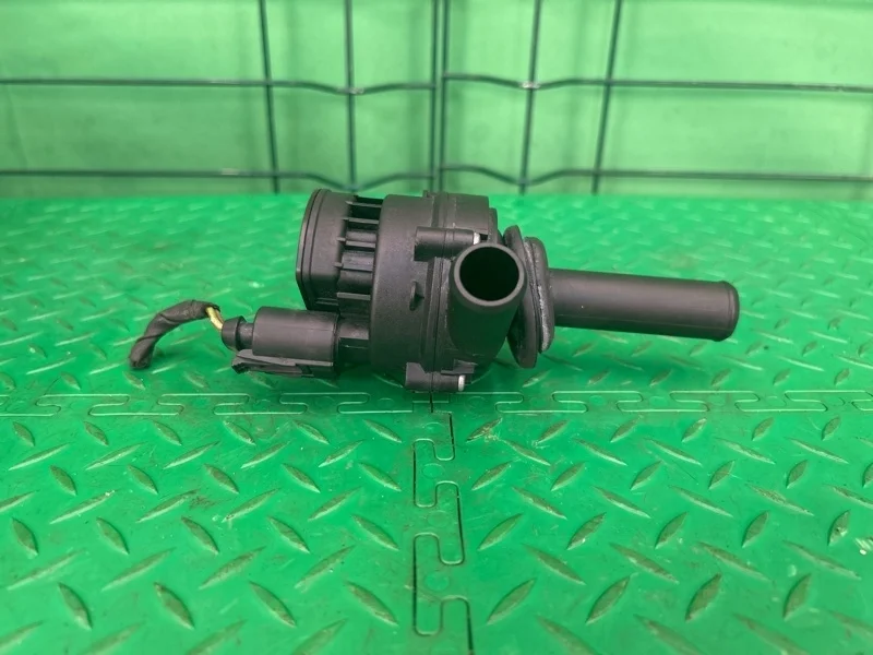 Насос водяной (помпа) Mercedes-Benz 24/03/2006 W221