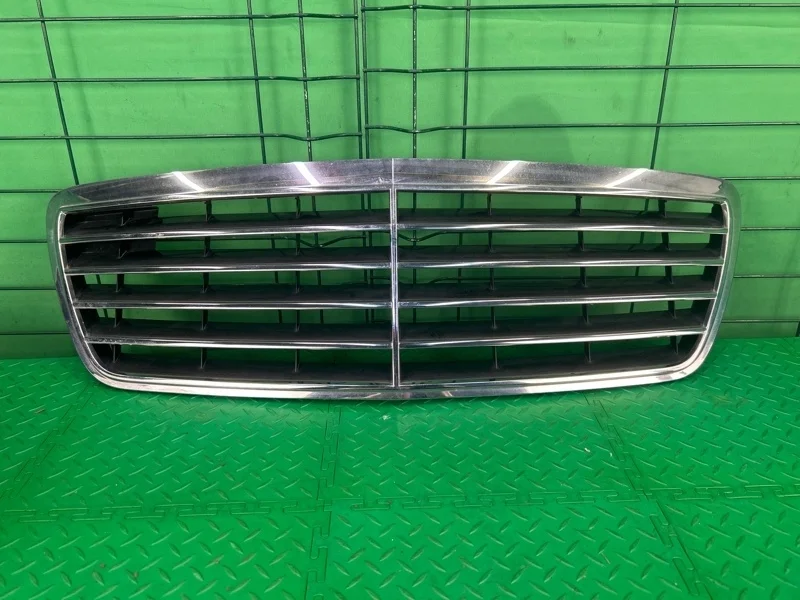 Решетка радиатора Mercedes-Benz 10..2002 W210