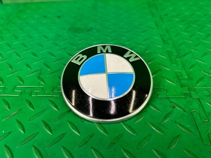 Эмблема на капот BMW X1 2011 E84