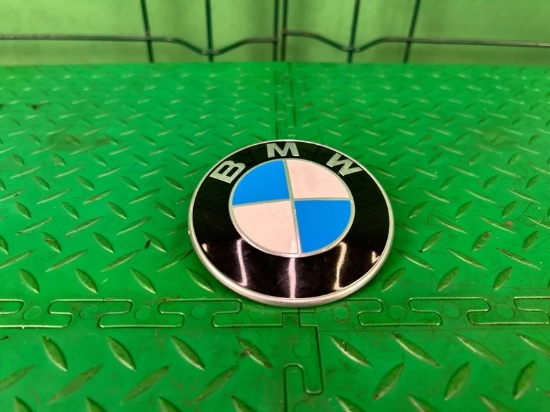 Эмблема на капот BMW 5 2013 F10