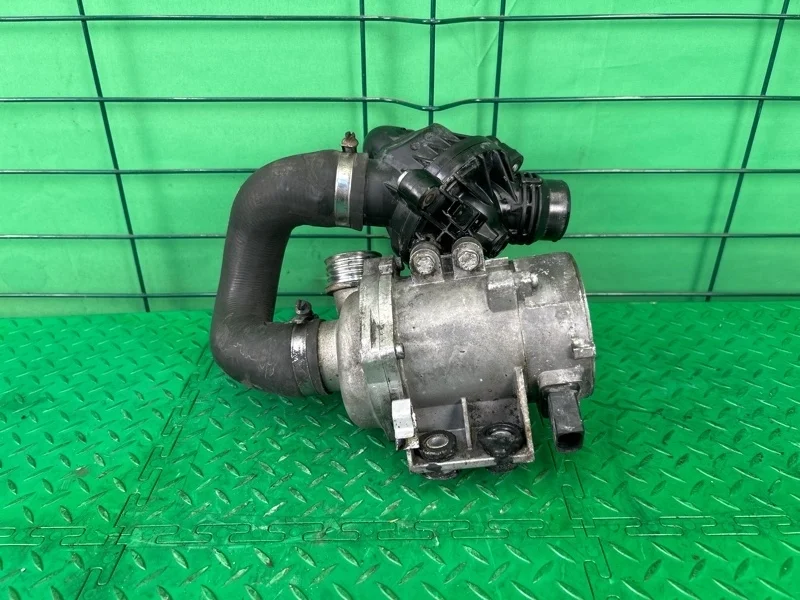 Насос водяной (помпа) BMW X5 2008 E70