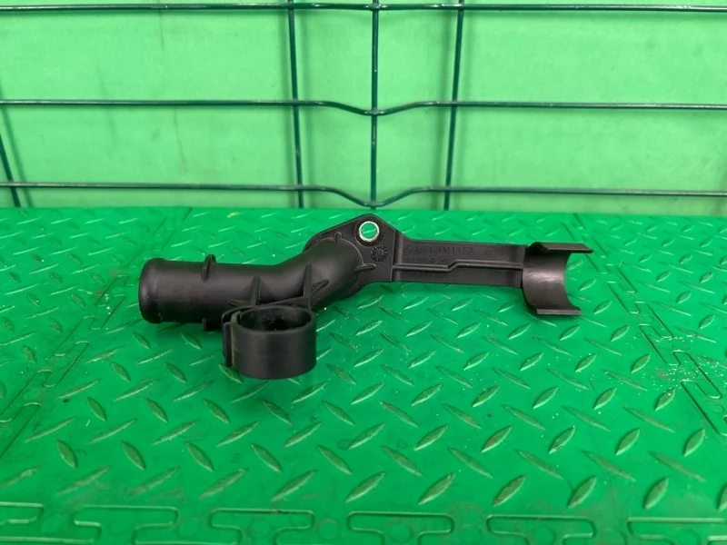 Патрубок системы охлаждения Mercedes-Benz 27.05.2009 W204