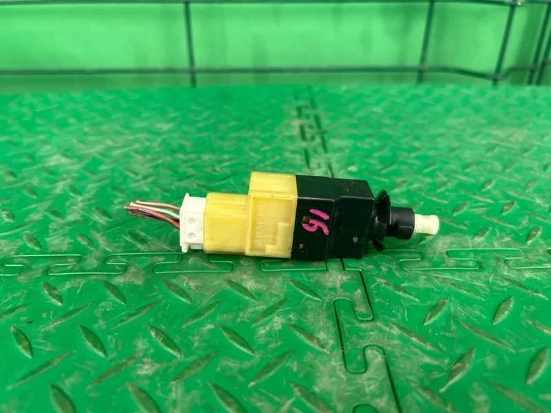 Выключатель стоп-сигнала Mercedes-Benz 21.06.2007 W211