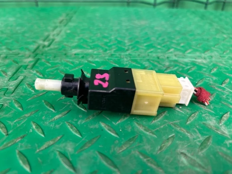 Выключатель стоп-сигнала Mercedes-Benz 04.03.2008 W211