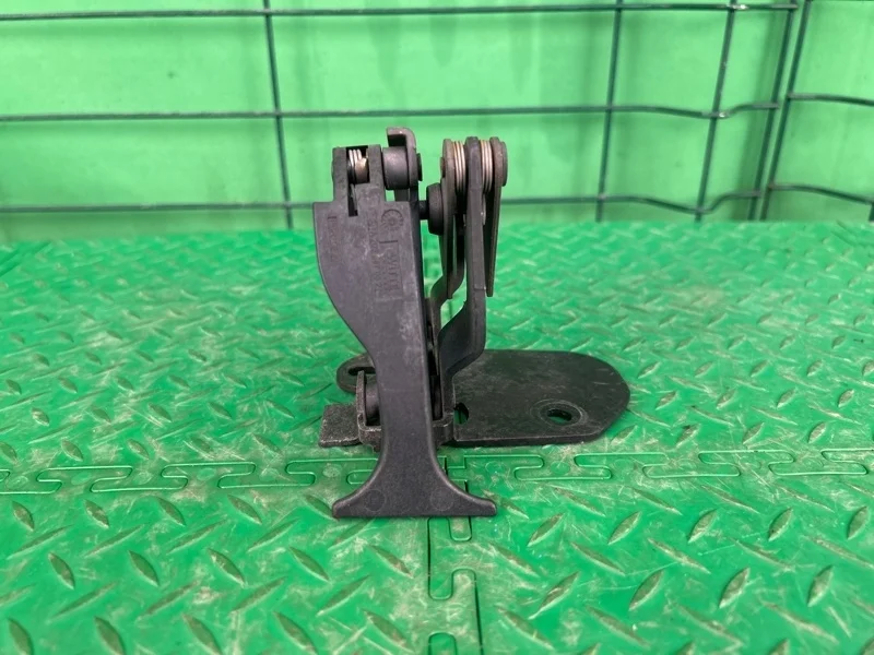 Замок капота Mercedes-Benz 31.01.2005 W203