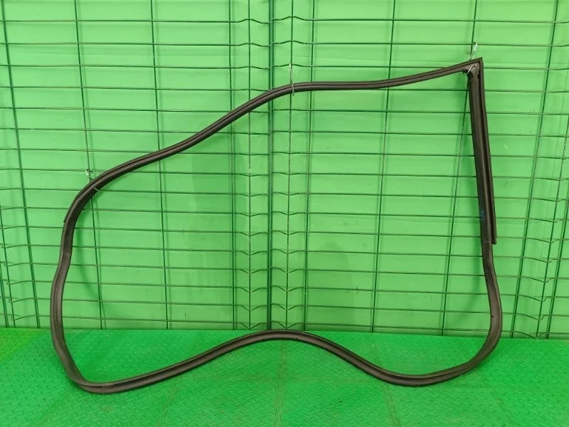 Уплотнитель двери Mercedes-Benz 10..2002 W210