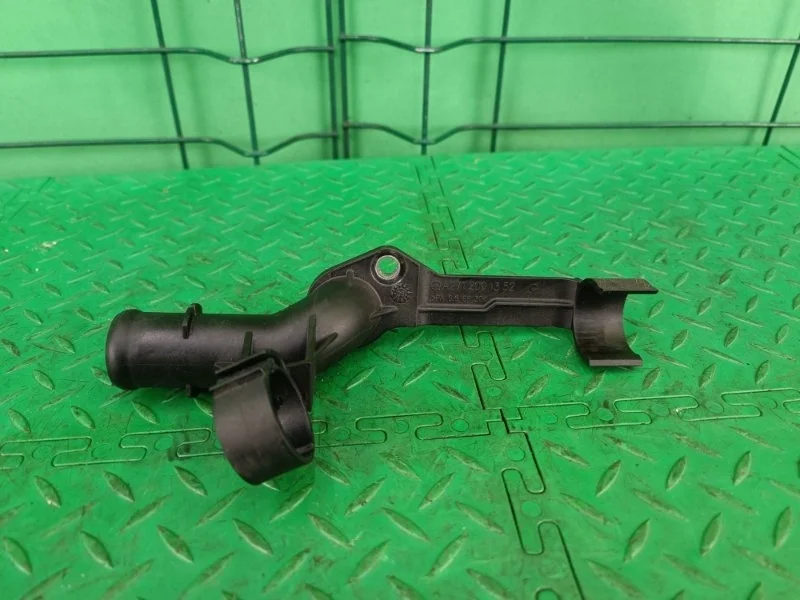 Патрубок системы охлаждения Mercedes-Benz W204