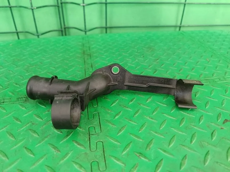 Патрубок системы охлаждения Mercedes-Benz W204