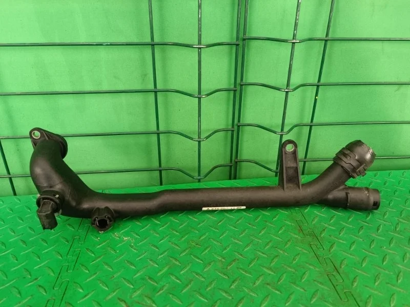 Патрубок системы охлаждения Mercedes-Benz W204